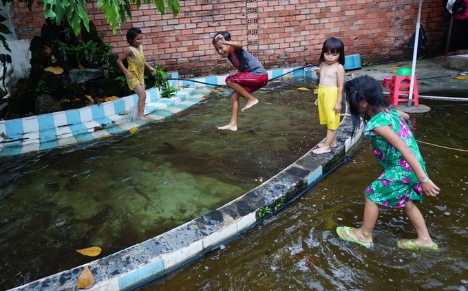 Cuộc sống trong cảnh ngập nước của những người bám trụ ở Thủ Thiêm
